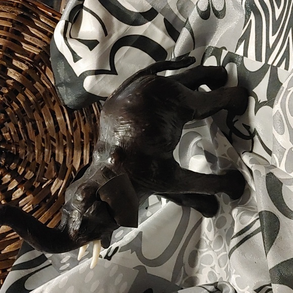 Two Elephant Figures - Picture 3 of 14